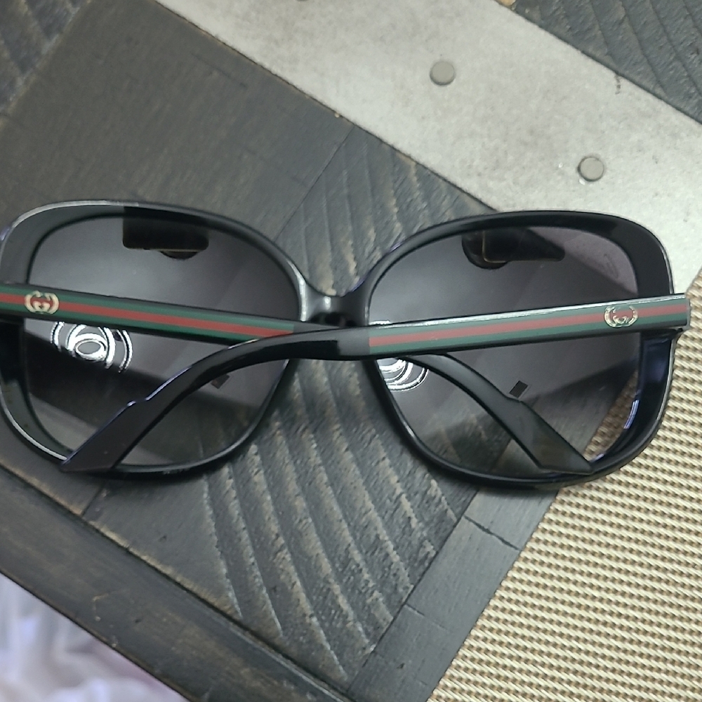 Gucci Black Oversized Women's Sunglasses with Green-Red Stripe Case - Picture 2 of 5
